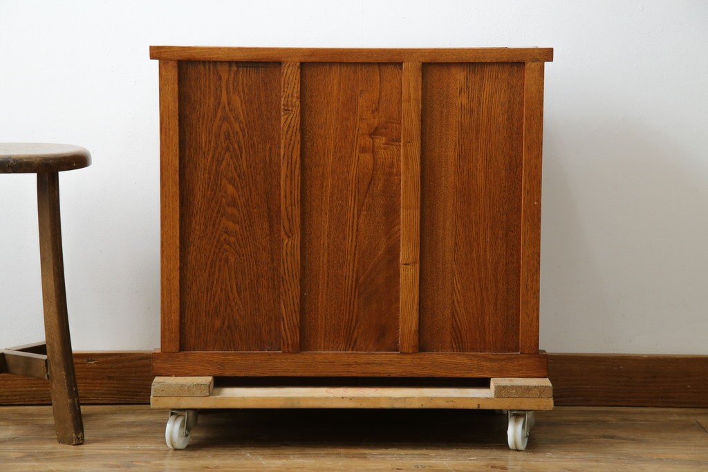 中古　美品　楡(ニレ)材　引き出し2杯付きの小振りな格子戸キャビネット　(R-086220)