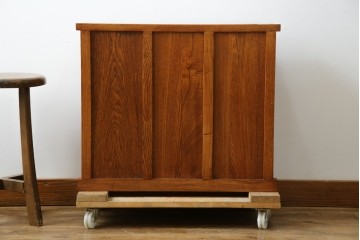 中古　美品　楡(ニレ)材　引き出し2杯付きの小振りな格子戸キャビネット　(R-086220)