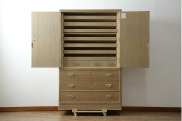 中古　美品　伝統工芸品　一級技能士 有本一郎作・久光刻　繊細な彫刻が美しい加茂総桐箪笥　定価約150万円　(R-086221)