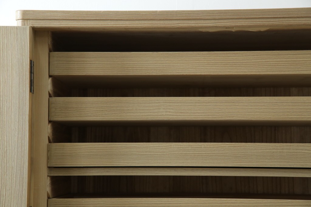 中古　美品　伝統工芸品　一級技能士 有本一郎作・久光刻　繊細な彫刻が美しい加茂総桐箪笥　定価約150万円　(R-086221)