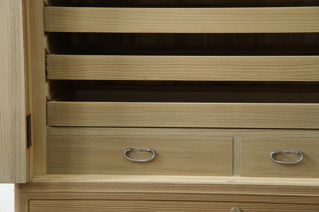 中古　美品　伝統工芸品　一級技能士 有本一郎作・久光刻　繊細な彫刻が美しい加茂総桐箪笥　定価約150万円　(R-086221)