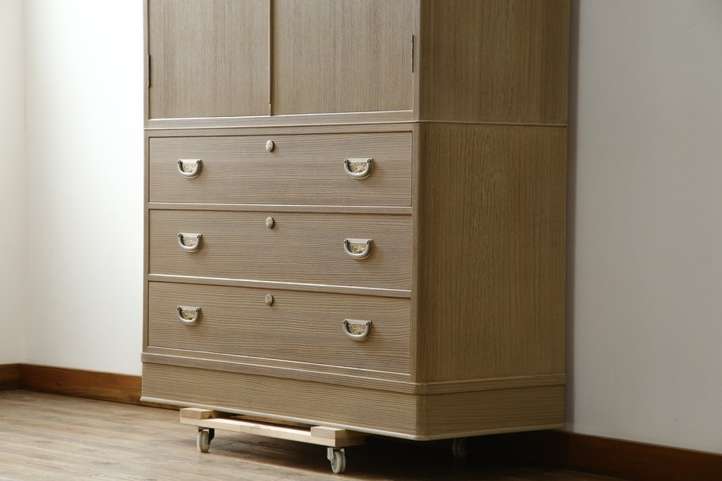 中古　美品　伝統工芸品　一級技能士 有本一郎作・久光刻　繊細な彫刻が美しい加茂総桐箪笥　定価約150万円　(R-086221)