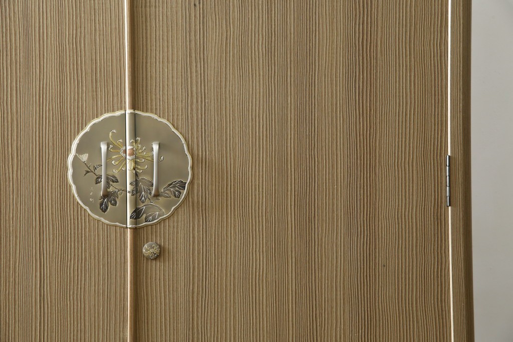 中古　美品　伝統工芸品　一級技能士 有本一郎作・久光刻　繊細な彫刻が美しい加茂総桐箪笥　定価約150万円　(R-086221)