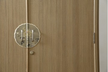 中古　美品　伝統工芸品　一級技能士 有本一郎作・久光刻　繊細な彫刻が美しい加茂総桐箪笥　定価約150万円　(R-086221)