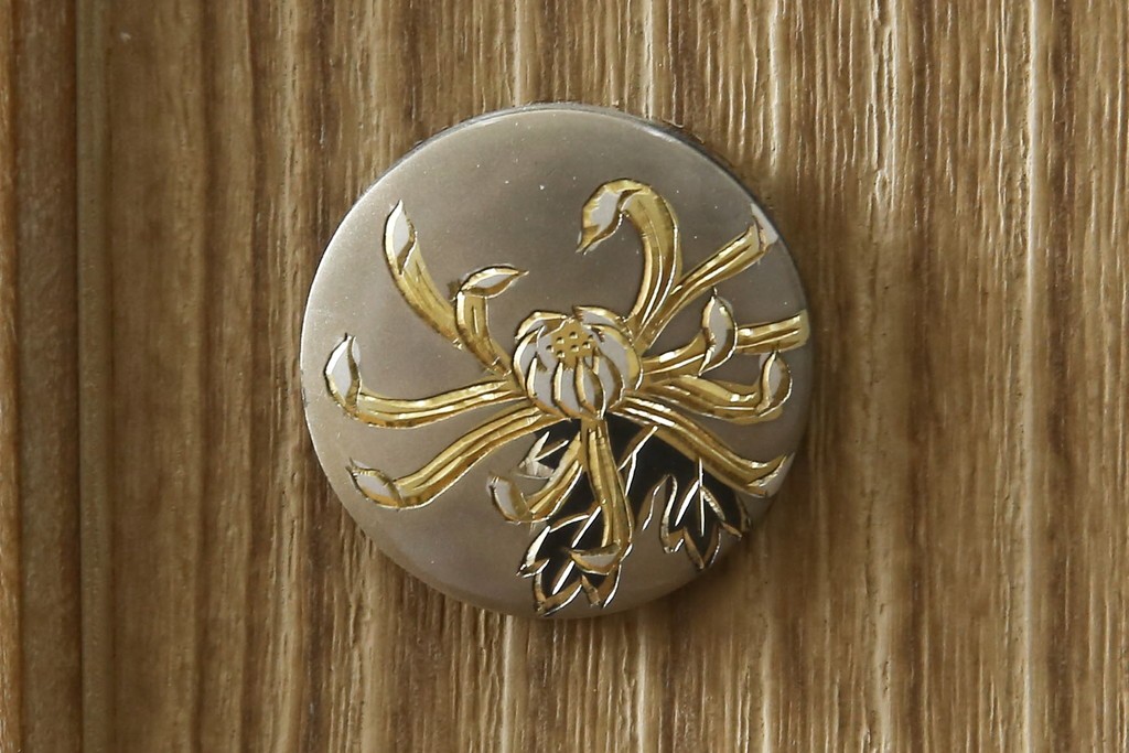 中古　美品　伝統工芸品　一級技能士 有本一郎作・久光刻　繊細な彫刻が美しい加茂総桐箪笥　定価約150万円　(R-086221)