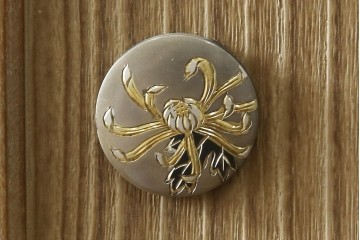 中古　美品　伝統工芸品　一級技能士 有本一郎作・久光刻　繊細な彫刻が美しい加茂総桐箪笥　定価約150万円　(R-086221)