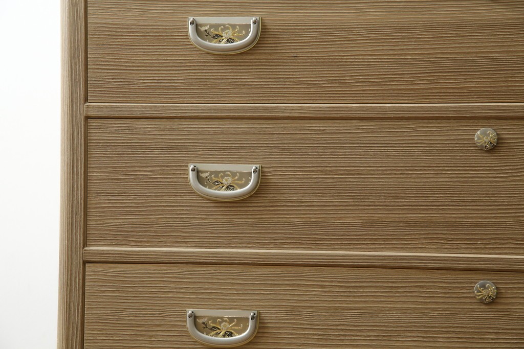 中古　美品　伝統工芸品　一級技能士 有本一郎作・久光刻　繊細な彫刻が美しい加茂総桐箪笥　定価約150万円　(R-086221)