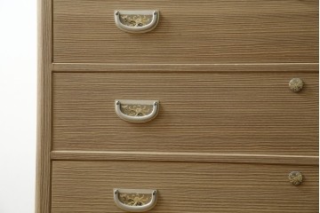 中古　美品　伝統工芸品　一級技能士 有本一郎作・久光刻　繊細な彫刻が美しい加茂総桐箪笥　定価約150万円　(R-086221)