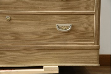 中古　美品　伝統工芸品　一級技能士 有本一郎作・久光刻　繊細な彫刻が美しい加茂総桐箪笥　定価約150万円　(R-086221)