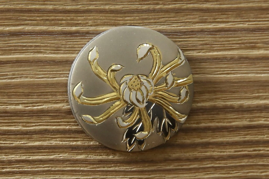 中古　美品　伝統工芸品　一級技能士 有本一郎作・久光刻　繊細な彫刻が美しい加茂総桐箪笥　定価約150万円　(R-086221)