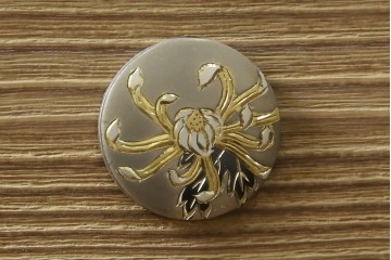 中古　美品　伝統工芸品　一級技能士 有本一郎作・久光刻　繊細な彫刻が美しい加茂総桐箪笥　定価約150万円　(R-086221)