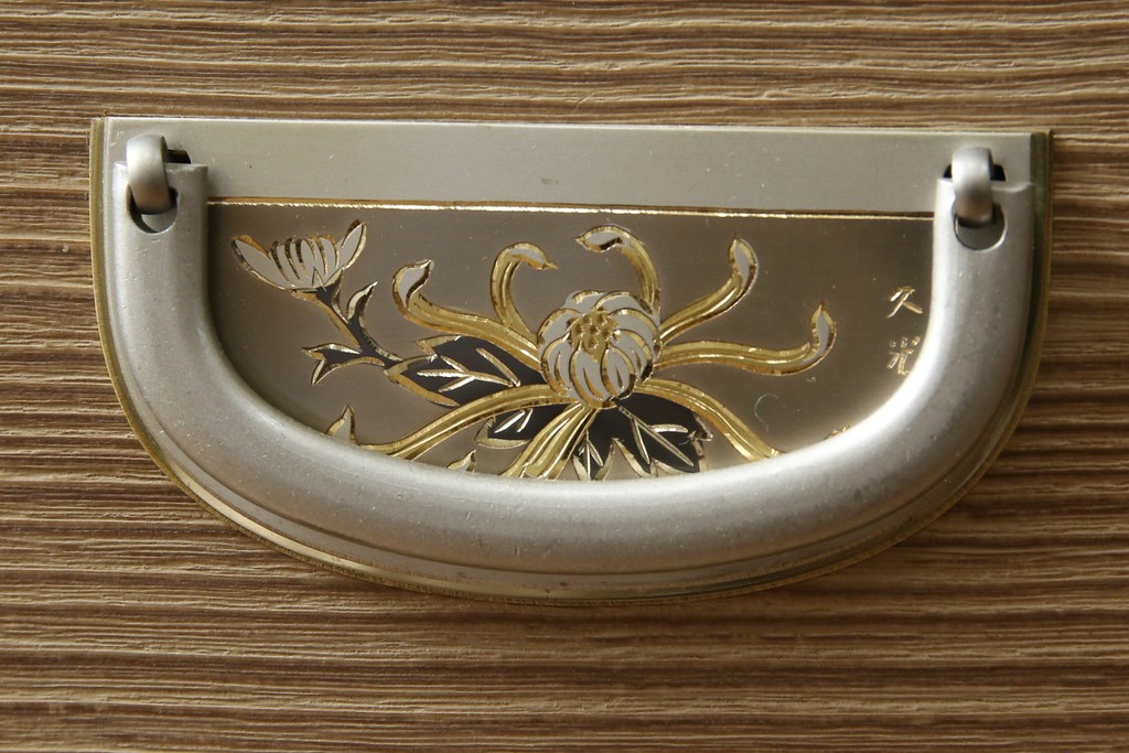 中古　美品　伝統工芸品　一級技能士 有本一郎作・久光刻　繊細な彫刻が美しい加茂総桐箪笥　定価約150万円　(R-086221)