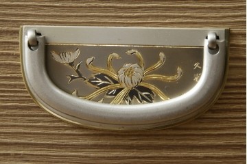 中古　美品　伝統工芸品　一級技能士 有本一郎作・久光刻　繊細な彫刻が美しい加茂総桐箪笥　定価約150万円　(R-086221)