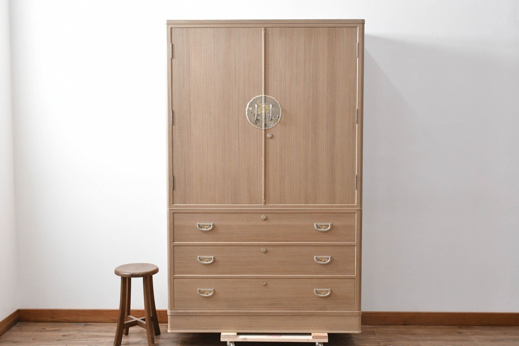 中古　美品　伝統工芸品　一級技能士 有本一郎作・久光刻　繊細な彫刻が美しい加茂総桐箪笥　定価約150万円　(R-086221)