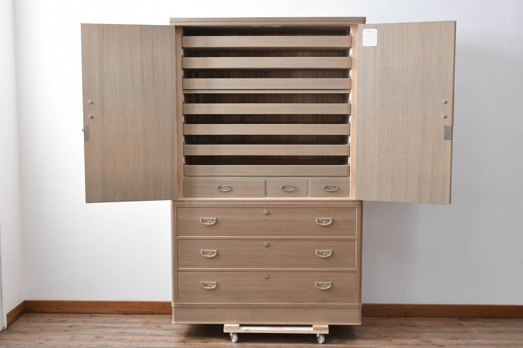 中古　美品　伝統工芸品　一級技能士 有本一郎作・久光刻　繊細な彫刻が美しい加茂総桐箪笥　定価約150万円　(R-086221)