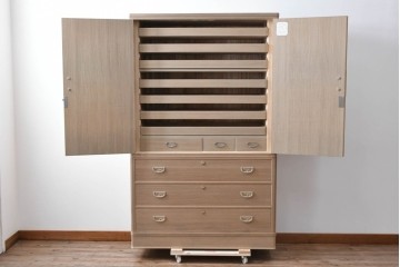 中古　美品　伝統工芸品　一級技能士 有本一郎作・久光刻　繊細な彫刻が美しい加茂総桐箪笥　定価約150万円　(R-086221)