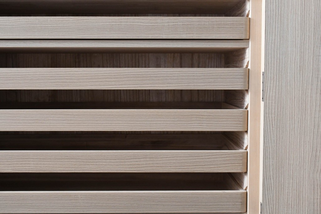 中古　美品　伝統工芸品　一級技能士 有本一郎作・久光刻　繊細な彫刻が美しい加茂総桐箪笥　定価約150万円　(R-086221)