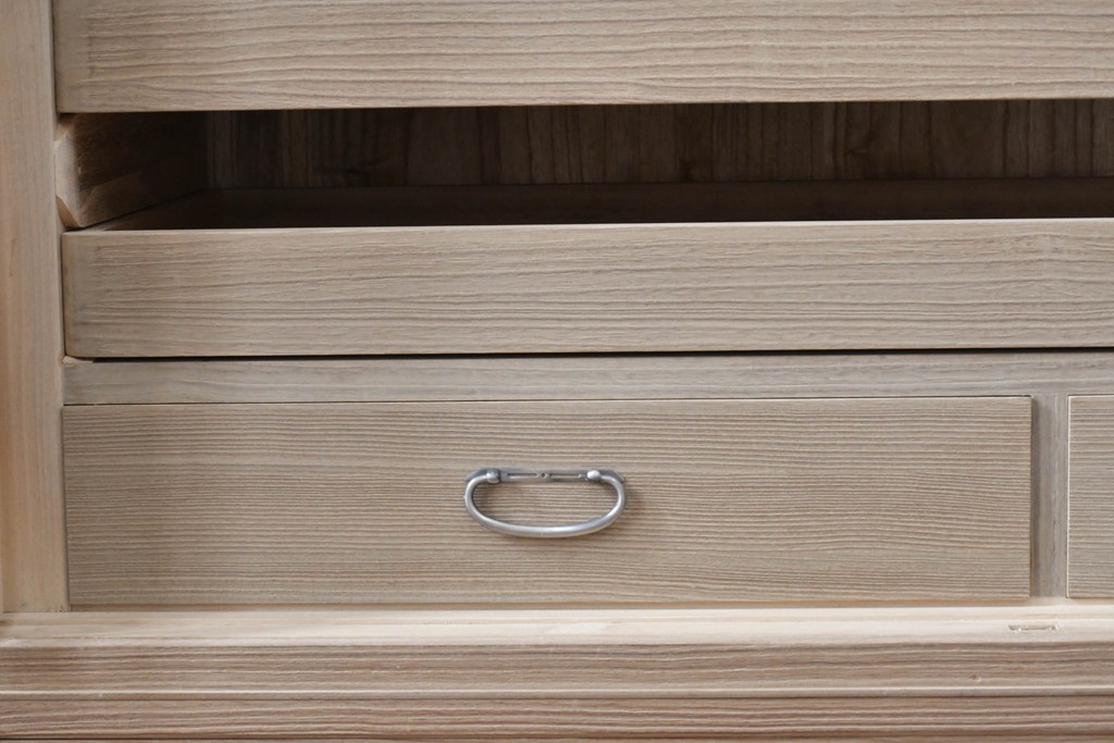 中古　美品　伝統工芸品　一級技能士 有本一郎作・久光刻　繊細な彫刻が美しい加茂総桐箪笥　定価約150万円　(R-086221)