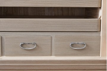 中古　美品　伝統工芸品　一級技能士 有本一郎作・久光刻　繊細な彫刻が美しい加茂総桐箪笥　定価約150万円　(R-086221)