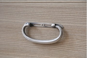 中古　美品　伝統工芸品　一級技能士 有本一郎作・久光刻　繊細な彫刻が美しい加茂総桐箪笥　定価約150万円　(R-086221)