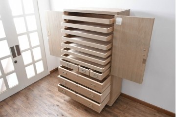 中古　美品　伝統工芸品　一級技能士 有本一郎作・久光刻　繊細な彫刻が美しい加茂総桐箪笥　定価約150万円　(R-086221)