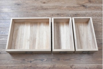 中古　美品　伝統工芸品　一級技能士 有本一郎作・久光刻　繊細な彫刻が美しい加茂総桐箪笥　定価約150万円　(R-086221)