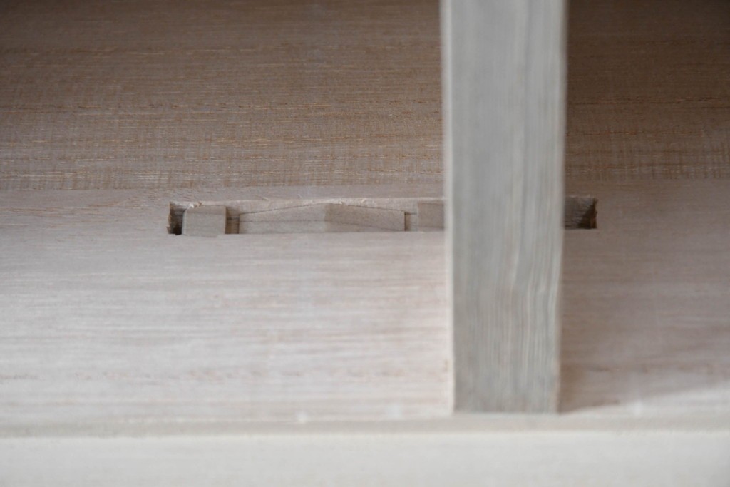 中古　美品　伝統工芸品　一級技能士 有本一郎作・久光刻　繊細な彫刻が美しい加茂総桐箪笥　定価約150万円　(R-086221)