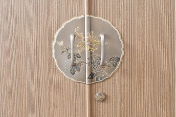 中古　美品　伝統工芸品　一級技能士 有本一郎作・久光刻　繊細な彫刻が美しい加茂総桐箪笥　定価約150万円　(R-086221)