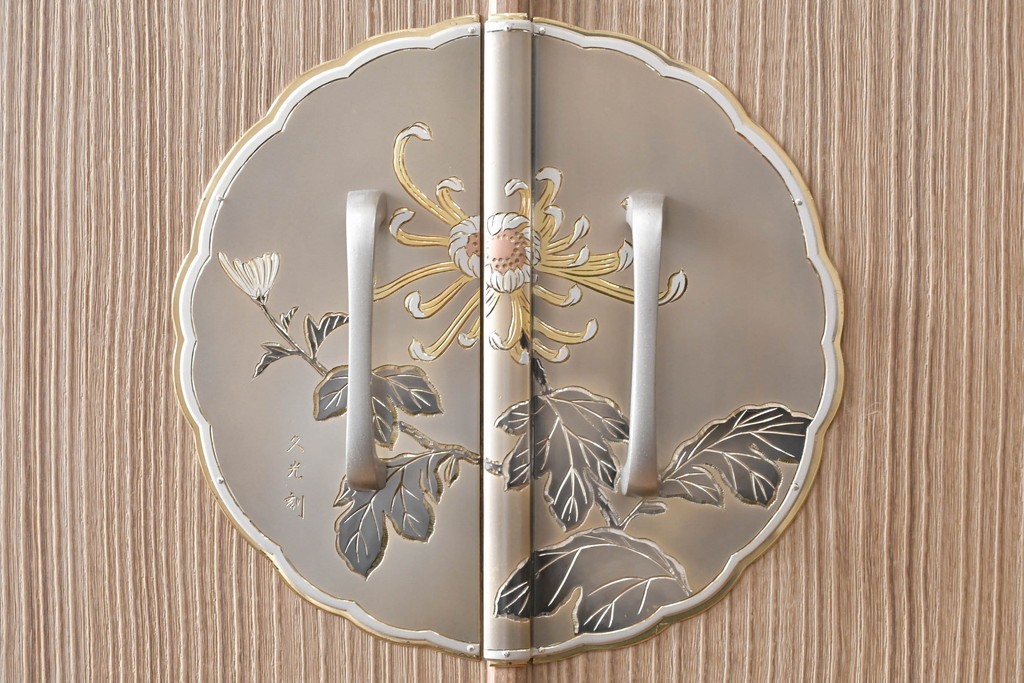 中古　美品　伝統工芸品　一級技能士 有本一郎作・久光刻　繊細な彫刻が美しい加茂総桐箪笥　定価約150万円　(R-086221)