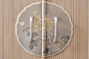 中古　美品　伝統工芸品　一級技能士 有本一郎作・久光刻　繊細な彫刻が美しい加茂総桐箪笥　定価約150万円　(R-086221)