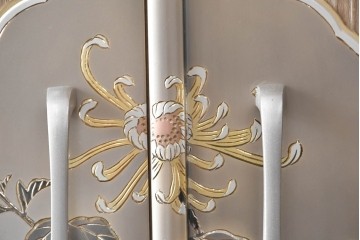 中古　美品　伝統工芸品　一級技能士 有本一郎作・久光刻　繊細な彫刻が美しい加茂総桐箪笥　定価約150万円　(R-086221)