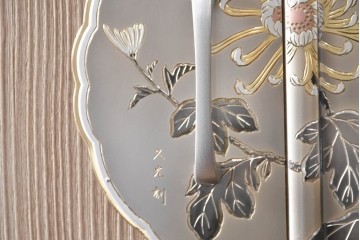 中古　美品　伝統工芸品　一級技能士 有本一郎作・久光刻　繊細な彫刻が美しい加茂総桐箪笥　定価約150万円　(R-086221)