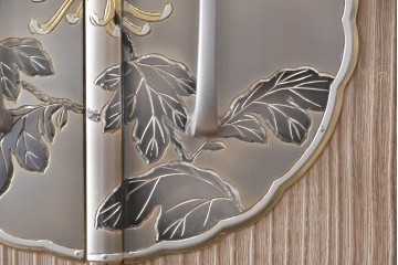 中古　美品　伝統工芸品　一級技能士 有本一郎作・久光刻　繊細な彫刻が美しい加茂総桐箪笥　定価約150万円　(R-086221)