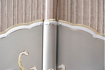 中古　美品　伝統工芸品　一級技能士 有本一郎作・久光刻　繊細な彫刻が美しい加茂総桐箪笥　定価約150万円　(R-086221)