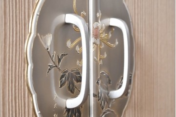 中古　美品　伝統工芸品　一級技能士 有本一郎作・久光刻　繊細な彫刻が美しい加茂総桐箪笥　定価約150万円　(R-086221)