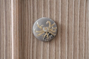 中古　美品　伝統工芸品　一級技能士 有本一郎作・久光刻　繊細な彫刻が美しい加茂総桐箪笥　定価約150万円　(R-086221)