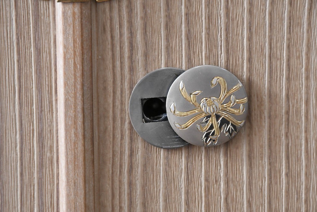 中古　美品　伝統工芸品　一級技能士 有本一郎作・久光刻　繊細な彫刻が美しい加茂総桐箪笥　定価約150万円　(R-086221)