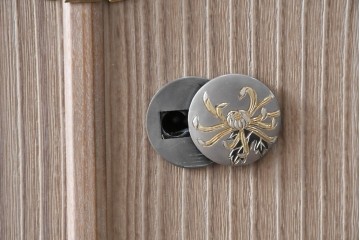 中古　美品　伝統工芸品　一級技能士 有本一郎作・久光刻　繊細な彫刻が美しい加茂総桐箪笥　定価約150万円　(R-086221)