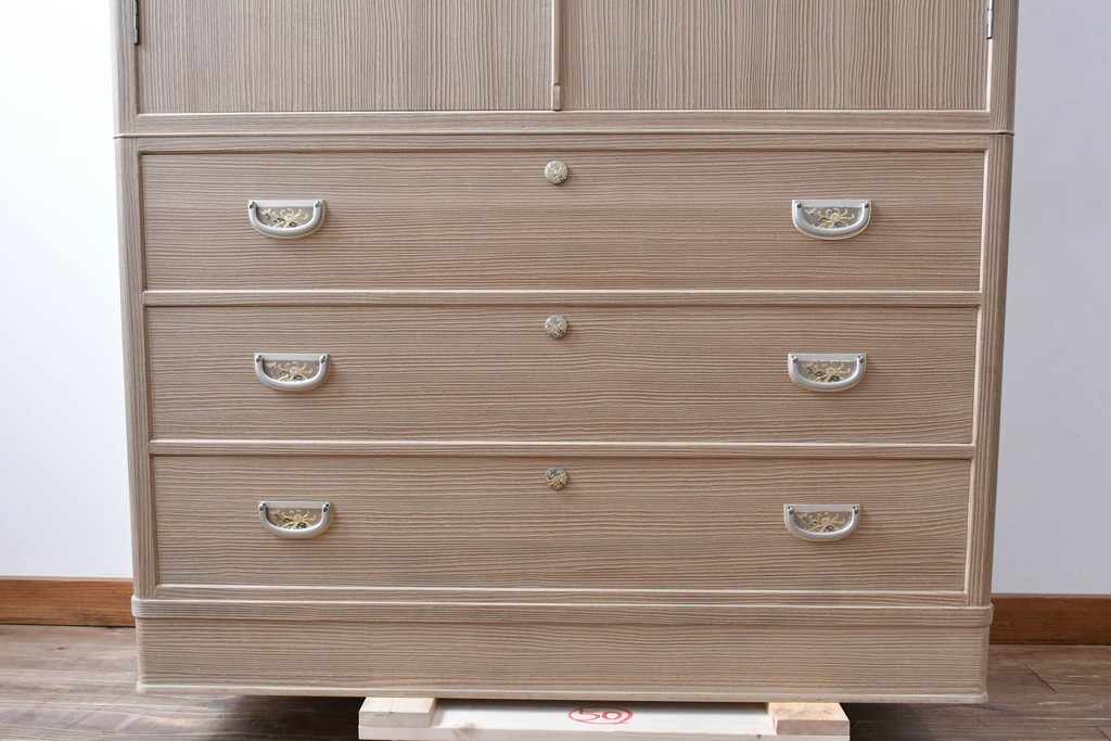 中古　美品　伝統工芸品　一級技能士 有本一郎作・久光刻　繊細な彫刻が美しい加茂総桐箪笥　定価約150万円　(R-086221)