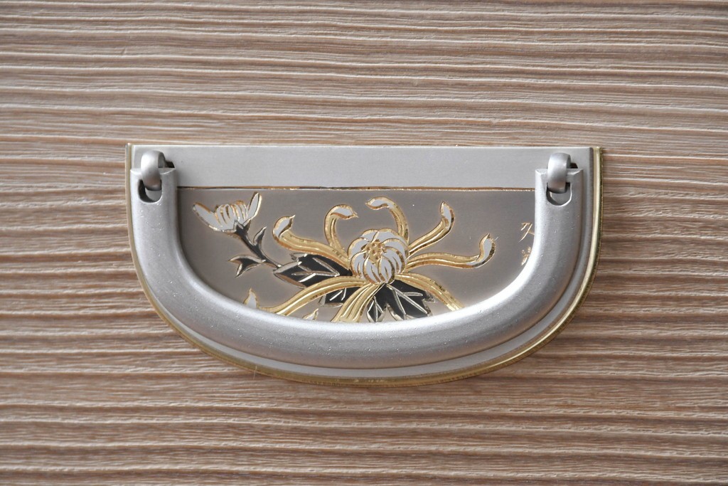 中古　美品　伝統工芸品　一級技能士 有本一郎作・久光刻　繊細な彫刻が美しい加茂総桐箪笥　定価約150万円　(R-086221)