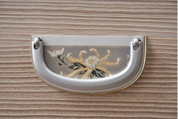 中古　美品　伝統工芸品　一級技能士 有本一郎作・久光刻　繊細な彫刻が美しい加茂総桐箪笥　定価約150万円　(R-086221)