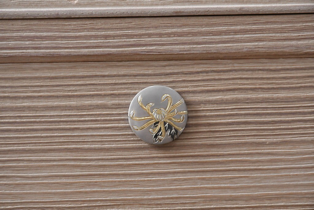 中古　美品　伝統工芸品　一級技能士 有本一郎作・久光刻　繊細な彫刻が美しい加茂総桐箪笥　定価約150万円　(R-086221)