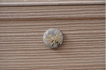 中古　美品　伝統工芸品　一級技能士 有本一郎作・久光刻　繊細な彫刻が美しい加茂総桐箪笥　定価約150万円　(R-086221)