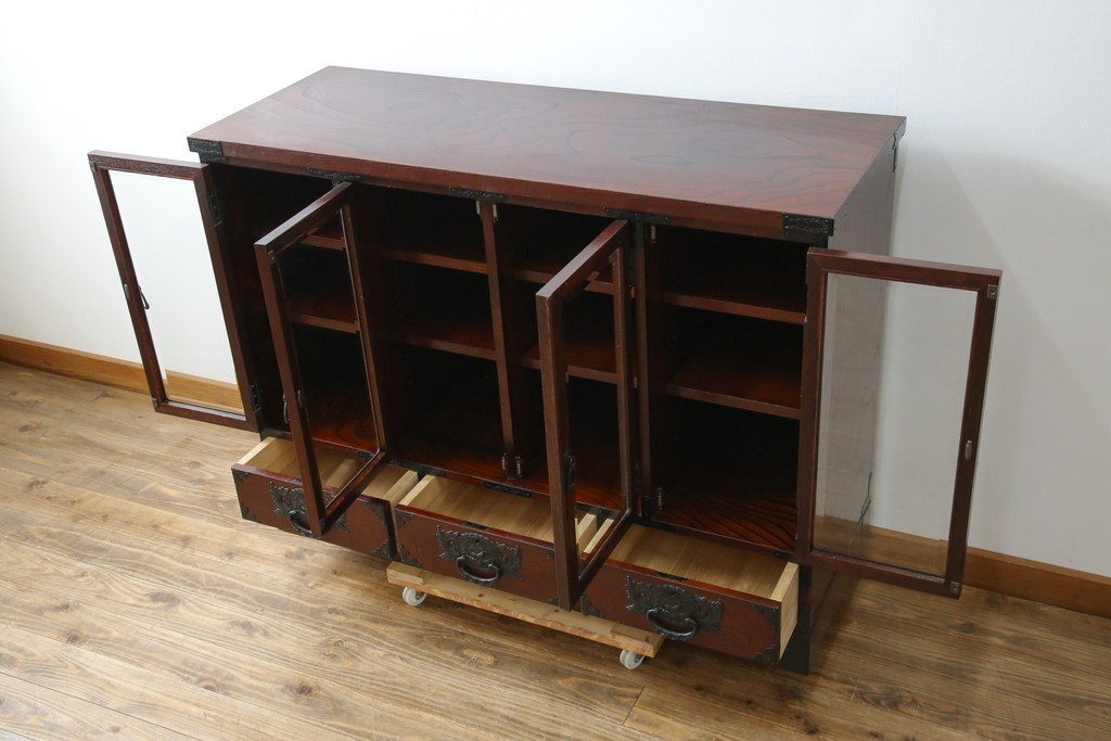 中古　欅産業　仙台民芸箪笥(仙台箪笥)　重厚な金具が魅力的な引き出し3杯付きのサイドボード　定価約60万円　(R-086222)