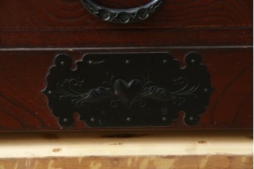 中古　欅産業　仙台民芸箪笥(仙台箪笥)　重厚な金具が魅力的な引き出し3杯付きのサイドボード　定価約60万円　(R-086222)