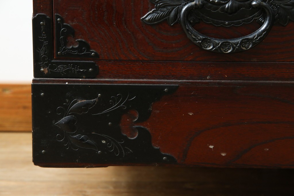 中古　欅産業　仙台民芸箪笥(仙台箪笥)　重厚な金具が魅力的な引き出し3杯付きのサイドボード　定価約60万円　(R-086222)