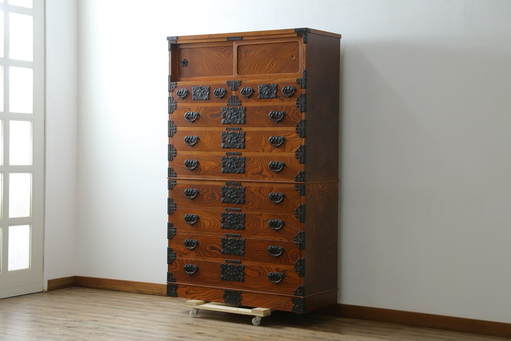 和製ヴィンテージ　美品　岩谷堂箪笥　重厚な金具が目を惹く引き出し9杯の衣装箪笥　(R-086224)