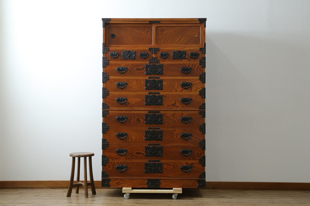 和製ヴィンテージ　美品　岩谷堂箪笥　重厚な金具が目を惹く引き出し9杯の衣装箪笥　(R-086224)