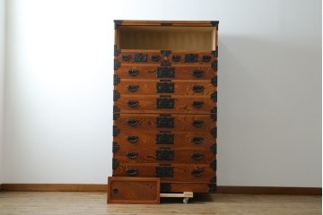 和製ヴィンテージ　美品　岩谷堂箪笥　重厚な金具が目を惹く引き出し9杯の衣装箪笥　(R-086224)