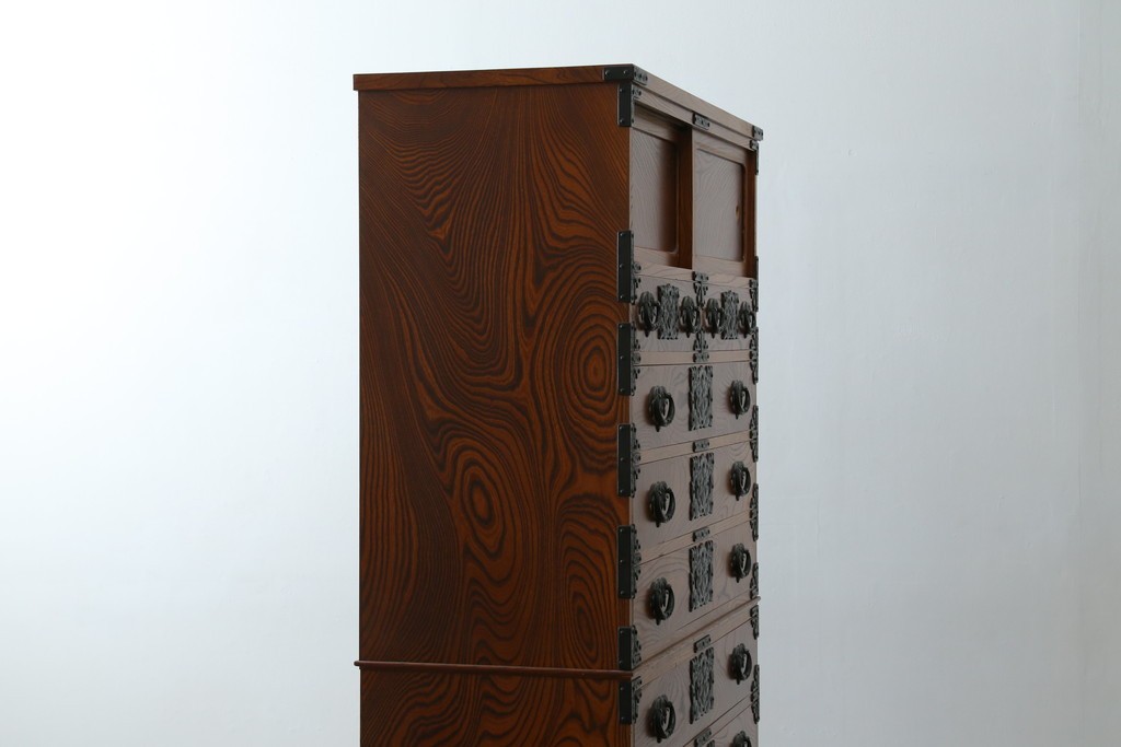 和製ヴィンテージ　美品　岩谷堂箪笥　重厚な金具が目を惹く引き出し9杯の衣装箪笥　(R-086224)